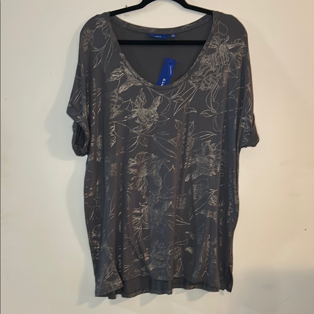 NWT APT 9 Gray Top with Gold Foil Detail 1X
